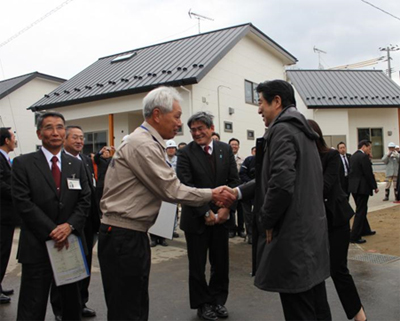 写真：安倍首相を出迎え握手する小山ＵＲ震災復興推進役