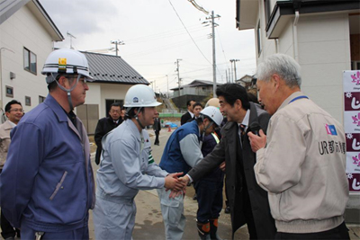 写真：現場代理人の一人一人と握手を交わす安倍首相