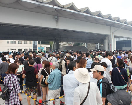 写真:多くの来場者が秋刀魚炭火焼を求めて会場に集まりました
