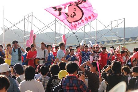 写真:ステージのトリは出演者や来場者入り混じってのサンマDEサンバ