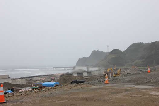 写真:薄磯地区の様子。福島県が施行する防潮堤工事も進んでいます