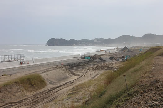 写真：豊間地区の様子。地元の方によると震災による地盤沈下の影響で砂浜がだいぶ狭くなったそうです