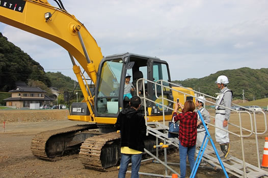 写真:当日は現場で活躍する重機の試乗コーナーも設けました