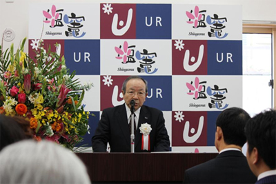 写真:挨拶をする上西理事長