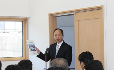 画像:説明をする茂木局長