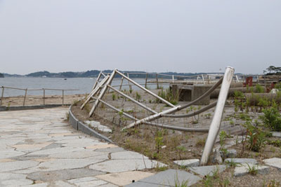 海水浴場近くのねじ曲がった鉄製の手すり。津波の威力をうかがい知ることができる