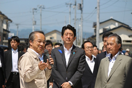 写真：事業概要を説明するＵＲ稲垣本部長（左）、安倍首相（中央）、佐々木市長（右）