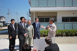 写真：右から、ＵＲ稲垣本部長、竹下復興大臣、佐々木市長、安倍首相、伊藤衆議員議員