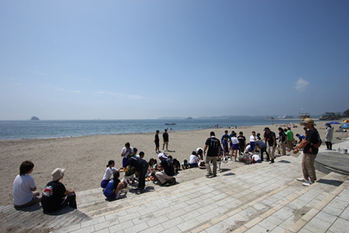 写真：桂島海水浴場に集まるWS参加者のみなさん