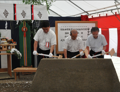 鍬入れを行う須田町長（左）、酒井副議長（中央）、八代部長（右）