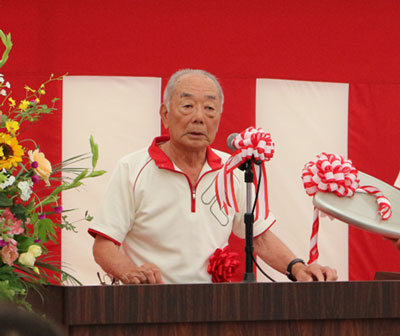 あいさつされる入居者代表の竹内さん