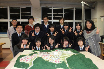 写真：志津川高校美術部の皆さんと模型