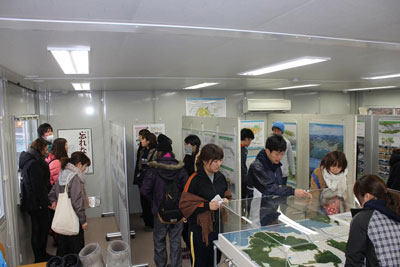 写真:いろいろと見て回る学生の皆さん