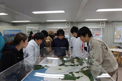 写真:模型の説明の様子