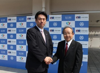 写真:町長と理事長の握手