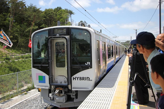 写真：新しく竣工した野蒜駅に入線するこの日開業した「仙石東北ライン」