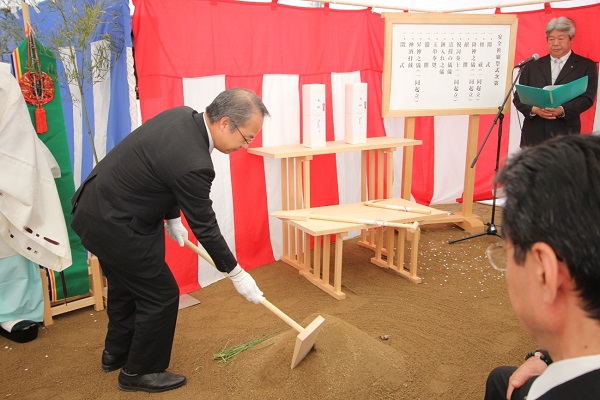 写真：鍬入れの儀を行うＵＲ宮城・福島震災復興支援本部稲垣満宏（みつひろ）本部長