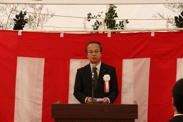 写真：発注者を代表して式辞を述べる稲垣本部長