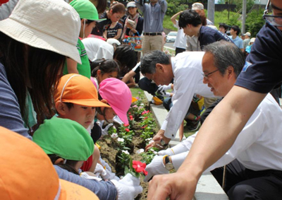 写真：園児たちと佐藤市長ら