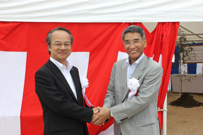 写真：握手する佐藤市長とＵＲ稲垣本部長