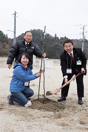 写真：植樹する清水市長と遠藤会長