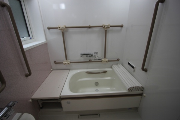 写真：入浴サービスの提供を想定して、通常より多くの手すりを設置