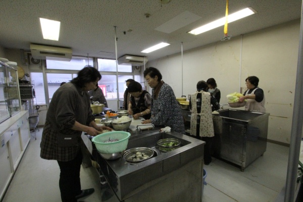 図：祝賀会の食事を野々島区婦人会の方々に用意していただきました