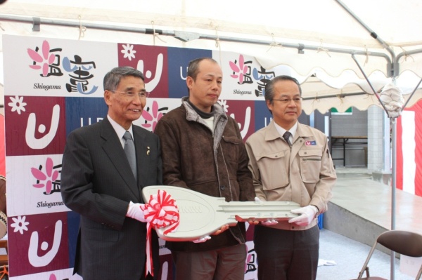 写真：写真左から佐藤市長、入居者代表の鈴木さん、稲垣本部長