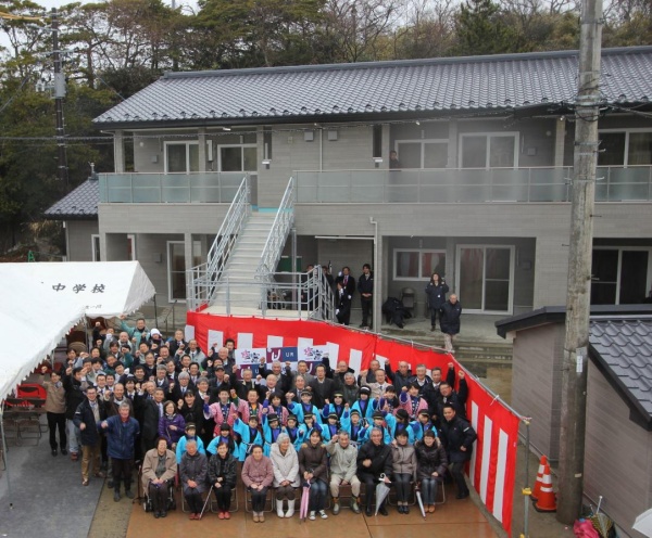 写真：入居式後の集合写真