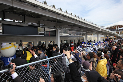 写真：出発する列車