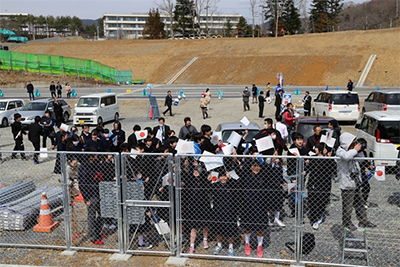 写真：地元の中学生ら