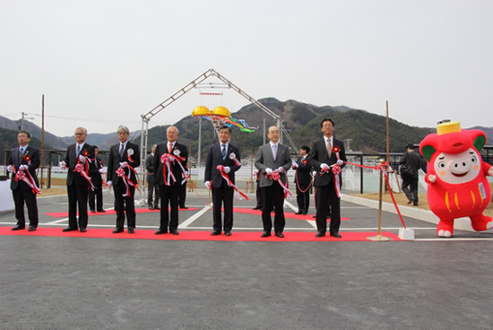 テープカットをする戸田大船渡市長（中央）やＵＲ渡部復興支援統括役（左から３番目）ら
