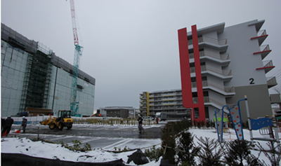 写真：前日の大雪に見舞われ、入居に向けて朝から除雪作業で大忙しです