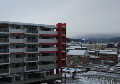 写真：屋外階段は「まちの灯台」となり、地域の住民も避難することができます