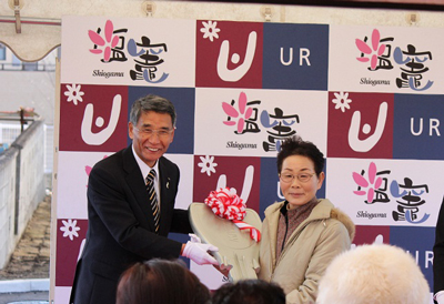 写真:佐藤市長と入居者代表
