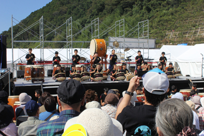 写真:太鼓の演奏
