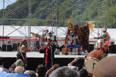 写真：獅子舞とイーガー