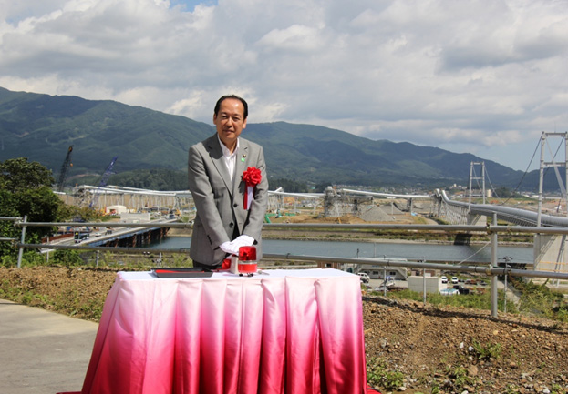 停止ボタンを押す戸羽市長