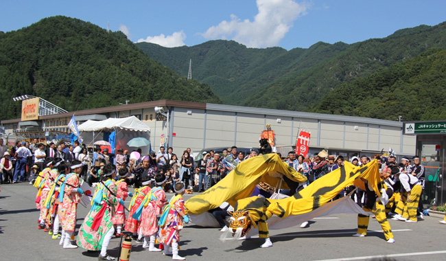 写真：披露された虎舞