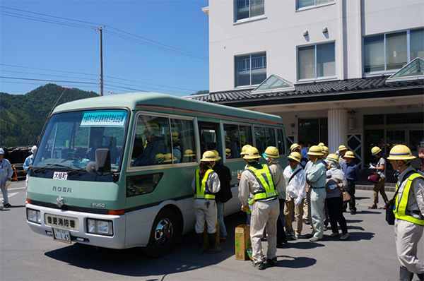 バスに乗って現場へ出発