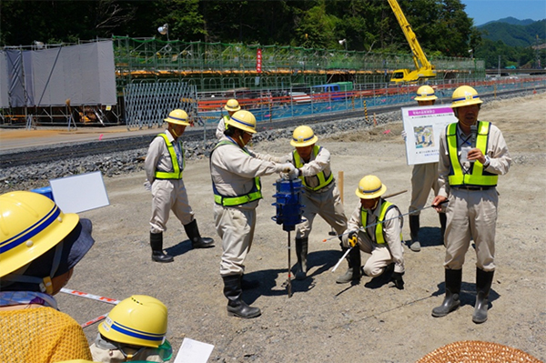 写真：試験装置を使った宅地地盤の品質確認について説明