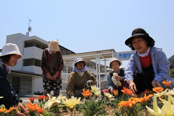 写真：色とりどりの花を前に談笑する住民の方々