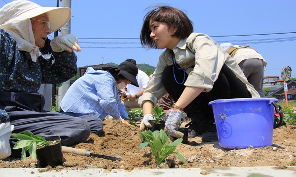 写真：住民と一緒に花植えをするＵＲ職員1