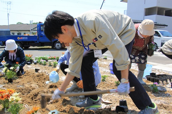 写真：住民と一緒に花植えをするＵＲ職員2