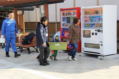 写真：プランターを運ぶ