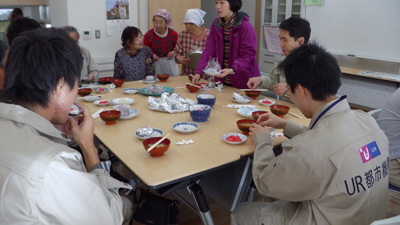 写真：お茶っこの様子2