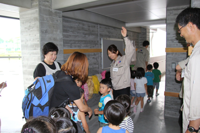 写真：保育園児見学の様子1