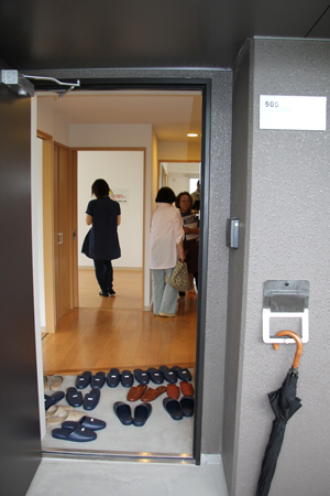 写真:見学の様子1