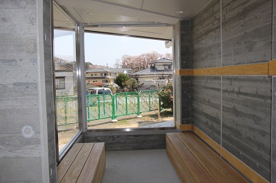 写真:エントランスベンチ