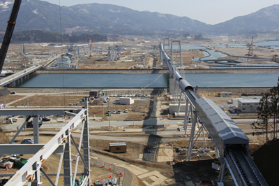 写真：式典会場から高田地区・今泉地区の低地部を望む